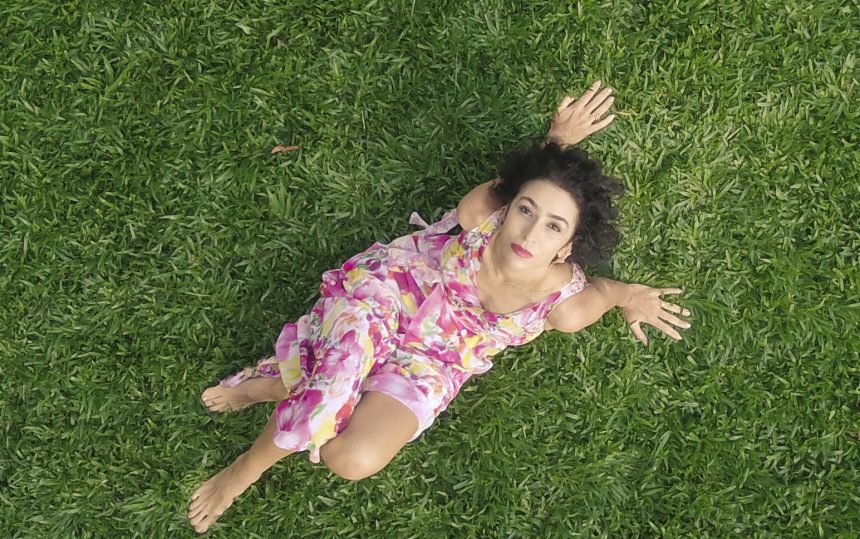 Marisa Monte y un nuevo álbum solista tras 10 años. Se trata de «Portas», entre el pop brasileño contemporáneo, jazz y soul: «Todo salió bien sin muchas dificultades y es algo que no habríamos intentado hacer si hubiésemos podido subir al avión y reunirnos con la gente», explica como encontrándole un lado productivo en pandemia