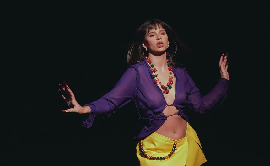 Nathy Peluso y su reciente single «Mafiosa», que la posiciona como heredera de gigantes de los ritmos latinos como Gloria Stefan y Celia Cruz. Por sus logros, la vocalista argentina se transformó en la mayor ícono de habla hispana