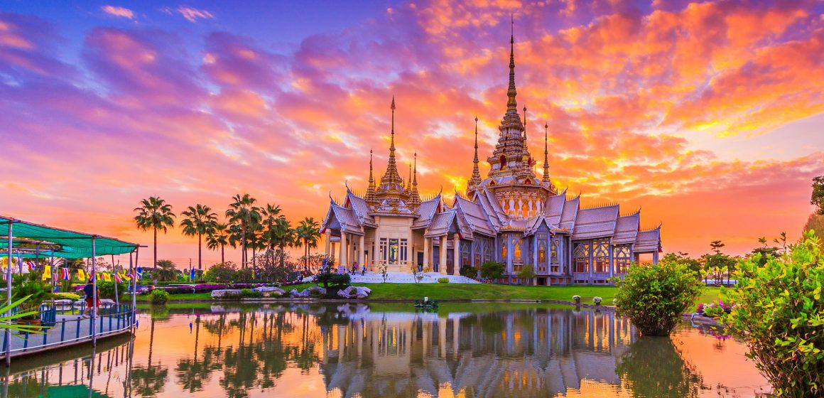 Tailandia, conocido popularmente como «el país de la sonrisa», es una bomba cultural y visual inigualable, con sus budas gigantes, imponentes templos, canales, ferias flotantes, playas paradisíacas, poder culinario y músicas tradicionales con sonidos pacificadores