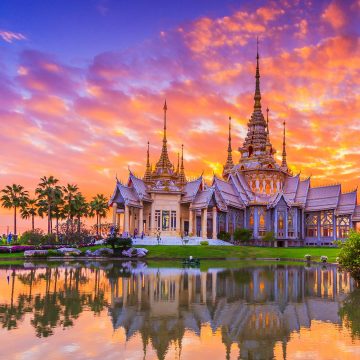Tailandia, conocido popularmente como «el país de la sonrisa», es una bomba cultural y visual inigualable, con sus budas gigantes, imponentes templos, canales, ferias flotantes, playas paradisíacas, poder culinario y músicas tradicionales con sonidos pacificadores