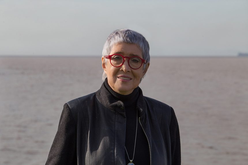 La cantautora correntina Teresa Parodi y un excepcional trabajo nuevo titulado «Después de todo»: «Es un disco que nació y creció en pandemia. La música de mi tierra fue y es una isla de sol entre las cuatro paredes de mi departamento en Buenos Aires, en medio del encierro. Fue y es un espacio amoroso donde refugiarme ante el naufragio del mundo entero», expresa