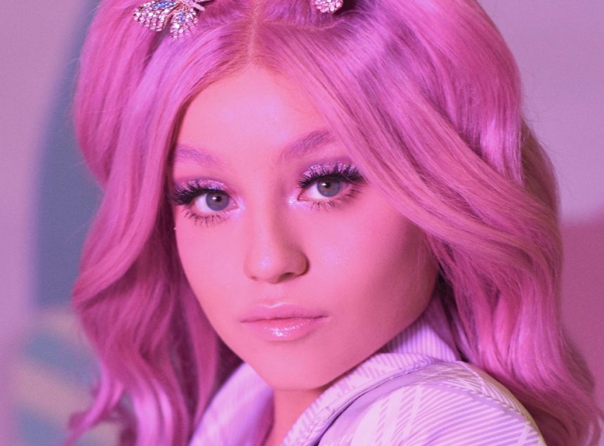 La mexicana Karol Sevilla comparte su nuevo single llamado «Nadie te entiende», cuyo videoclip fue filmado en el Distrito Federal, y en el cual ella interpreta a ocho personajes diferentes