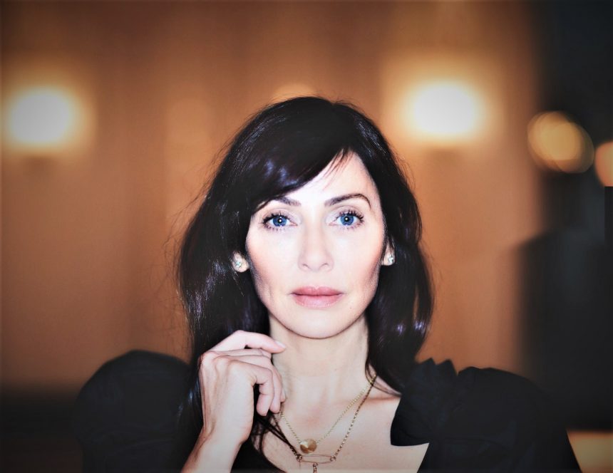 La consagrada australiana Natalie Imbruglia anticipa su inminente nuevo disco «Firebird»: «Antes de la pandemia, comencé el proceso de escribir este álbum en Londres y poco después me dirigí a Nashville. Con cada sesión y con cada nuevo colaborador, comencé a ganar confianza, a encontrar mi voz nuevamente»