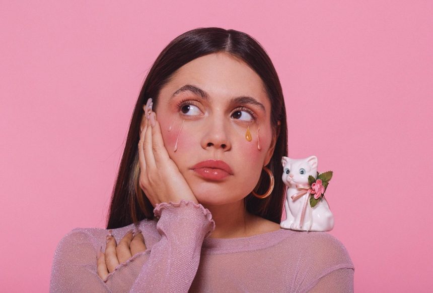 Simona, cantante argentina afincada en Barcelona, hace una reversión del clásico de Virus, «Sin disfraz»: «Casi cuarenta años después, la canto y la leo como algo súper actual. Sin duda, el universo queer es el futuro», reflexiona al respecto