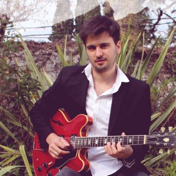 El guitarrista argentino Javier Madrazo y su formación jazzera a la altura de su disco «Interior»: «Pienso que al profundizar mi entendimiento sobre mí mismo logro ver y hablar un lenguaje universal que apela a toda humanidad e interpela a quien escuche mi música», analiza el músico