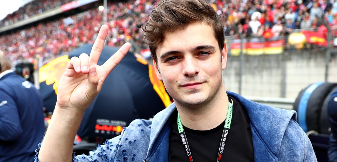 El joven holandés Martin Garrix, fundamental de la actual escena pop y electrónica europea, lanza el single «Love Runs Out», con participación del rapero  G-Eazy y la cantautora Sasha Sloan, ambos estadounidenses