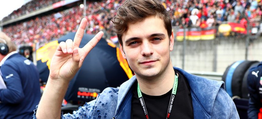 El joven holandés Martin Garrix, fundamental de la actual escena pop y electrónica europea, lanza el single «Love Runs Out», con participación del rapero  G-Eazy y la cantautora Sasha Sloan, ambos estadounidenses
