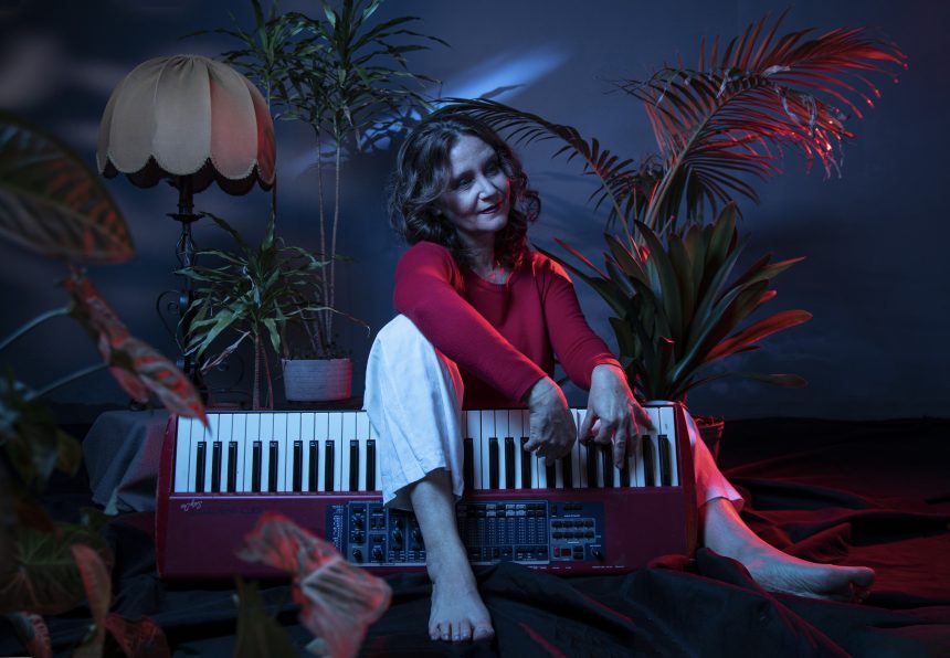 La entrerriana Silvina Gómez y su genuino álbum «Volátil»: «Es el espíritu en movimiento. Es lo que no permanece, lo que se integra y se despega a la vez. Es el estado de enamoramiento de la vida misma», describe la música