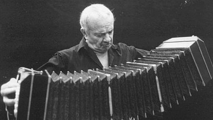 Experiencia Piazzolla y una edición dedicada al centenario del músico marplatense: «Mi abuelo decía que la belleza de la música está en esa especie de juego que se genera entre los músicos cuando están en el escenario.  Con Experiencia Piazzolla nos proponemos transmitir la esencia de su obra a un público amplio y diverso», comenta Daniel Villaflor Piazzolla, nieto del recordado músico