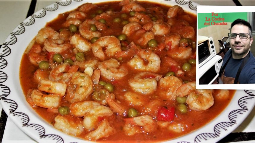 Enchilado de camarones, plato picante que es un fundamental en la cultura cubana, y que forma parte de las recetas a las que denominan Cubana – creole dentro de la isla. Esta propuesta culinaria cuenta con una historia interesante: proviene de los esclavos haitianos que fueron llevados a Cuba para trabajar en los campos de caña; o sea, fueron ellos quienes lo introdujeron
