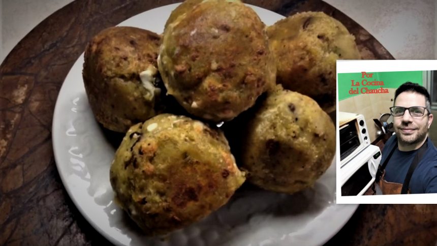 Bolón de Verde, bocadillo ecuatoriano de ascendencia africana en tiempos de conquistadores. Es un plato popular en todo el país, aunque aún más fundamental en Islas Galápagos: el turista lo prueba sí o sí allí. Consiste en una bola casi del tamaño de un puño hecha de una masa de plátano verde asado o frito previamente y luego majado
