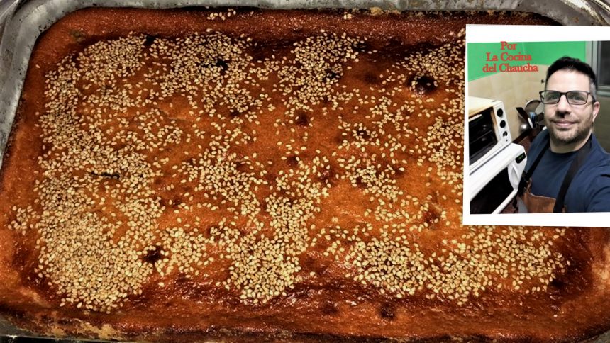 A medio de camino entre una barra de pan muy suave y un bizcocho, la Quesadilla de Arroz Salvadoreña se prepara tradicionalmente con harina de arroz y algunos productos lácteos, y se cocina en el horno en una bandeja rectangular o cuadrada; se sirve en la mesa como si se tratara de un pan dulce
