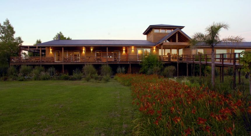 Delta Eco Hotel reabre con un programa de actividades y relax pensado para disfrutar en pareja, en grupos de amigos y amigas o solos y solas, a 20 minutos de la Estación Fluvial de Tigre; el predio cuenta con 10 hectáreas verdes rodeado de arboleda, flores y aves con vista al Río Carapachay