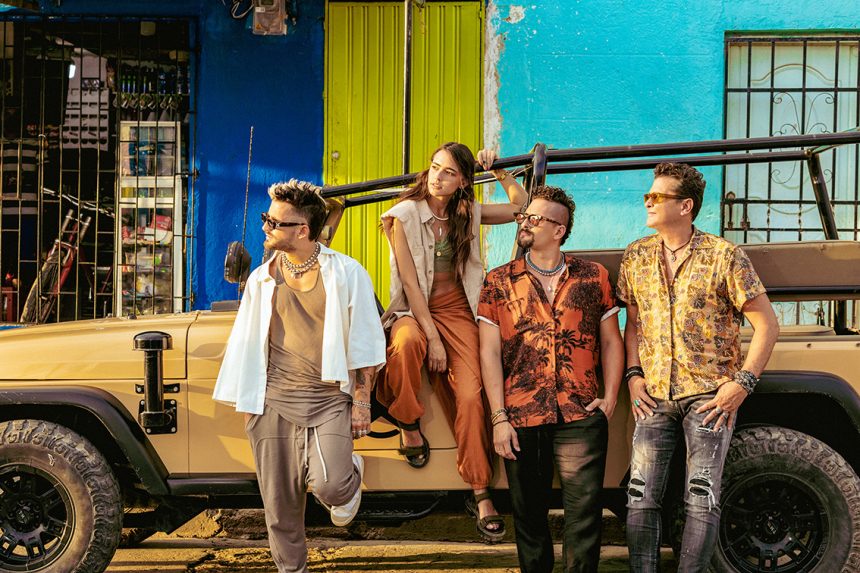 Carlos Vives y su canción «Besos en cualquier horario» junto a Mau y Ricky; de esta manera, el colombiano empieza a compartir temas de lo que será Cumbiana 2, la continuación de su anterior material, con la participación de su hija Lucy