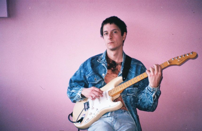 El uruguayo Luis Angelero y un grato arranque como solista con el álbum «Lejos»: «Buscamos siempre en la música ser simples y también ambientar las canciones con distintas texturas intentando lograr una mezcla entre el rock/pop y las programaciones o beats», explica el músico