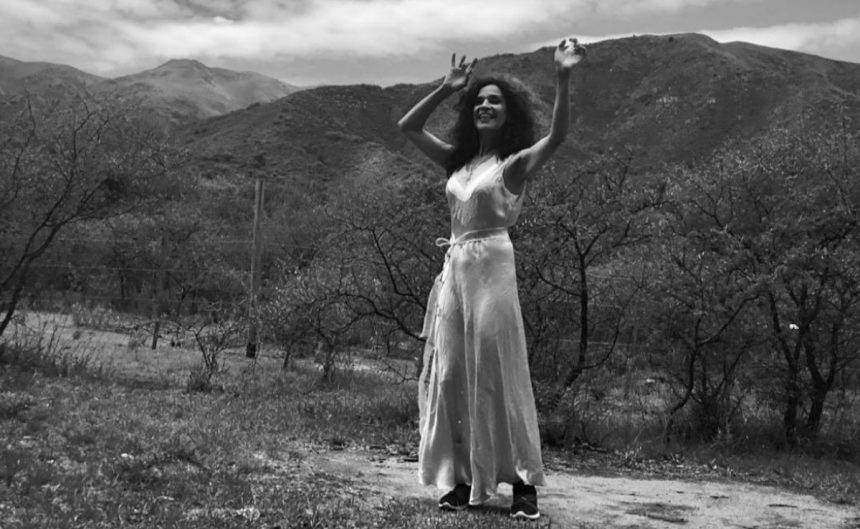 La vocalista cordobesa Cuca Becerra despliega su talento e idiomas en su nuevo trabajo discográfico «Lúa», interpretando a autores consagrados de la región: «El disco cuenta historias. Algo vibra en el canto, develando detrás de la palabra, eso que cuento con mi voz, de la voz de otro»