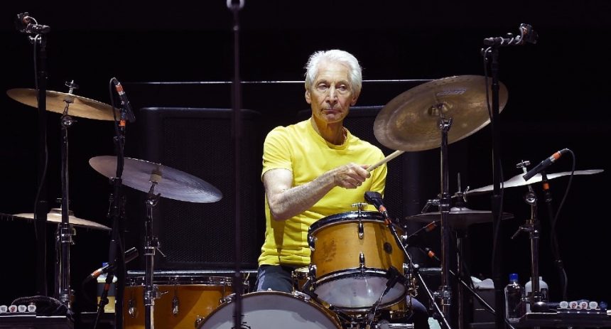 A los 80 años, murió el baterista Charlie Watts, el mayor de los integrantes de los Rolling Stones; la noticia fue dada por su agente, quién reveló que el músico “falleció tranquilamente en un hospital de Londres, rodeado de su familia”