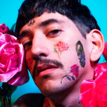 El joven poeta y músico argentino Galean presenta su tercer álbum titulado «Pasado Mañana»: «Sintetiza de donde vengo y hacia donde voy. Me ubica en un presente de constantes mutaciones, inquieto, casi incómodo, haciendo malabares entre lo que dije y lo que diré en el futuro», expresa el cantautor