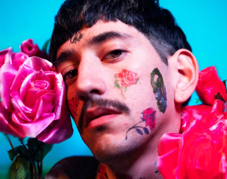 El joven poeta y músico argentino Galean presenta su tercer álbum titulado «Pasado Mañana»: «Sintetiza de donde vengo y hacia donde voy. Me ubica en un presente de constantes mutaciones, inquieto, casi incómodo, haciendo malabares entre lo que dije y lo que diré en el futuro», expresa el cantautor