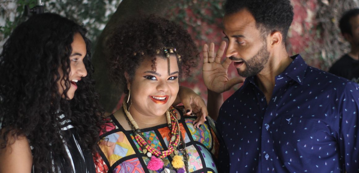 Lanzan una miniserie que es abordada por afrodescendientes: » ‘Los Hermanos Afro’ es una miniserie con moraleja en clave. A través de la parodia, la metáfora y la ironía, da cuenta de la existencia amarga y rutinaria de unos afros, producto de la invisibilidad de un sistema moderno que viola y oscurece», expresa el haitiano Wisny Dorce, su director