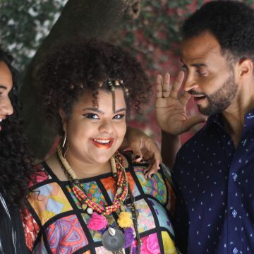 Lanzan una miniserie que es abordada por afrodescendientes: » ‘Los Hermanos Afro’ es una miniserie con moraleja en clave. A través de la parodia, la metáfora y la ironía, da cuenta de la existencia amarga y rutinaria de unos afros, producto de la invisibilidad de un sistema moderno que viola y oscurece», expresa el haitiano Wisny Dorce, su director