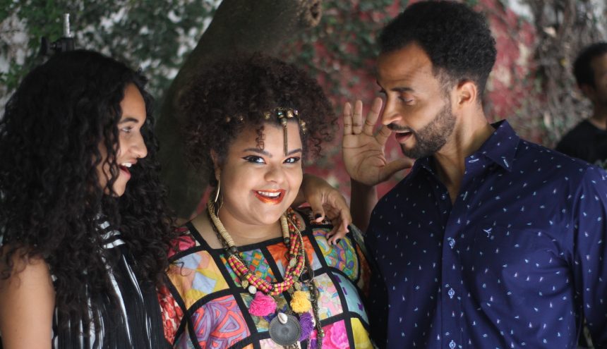 Lanzan una miniserie que es abordada por afrodescendientes: » ‘Los Hermanos Afro’ es una miniserie con moraleja en clave. A través de la parodia, la metáfora y la ironía, da cuenta de la existencia amarga y rutinaria de unos afros, producto de la invisibilidad de un sistema moderno que viola y oscurece», expresa el haitiano Wisny Dorce, su director