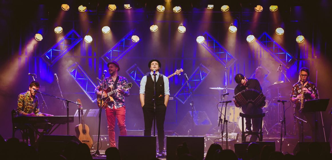 El conjunto argentino Amores Tangos vuelve a los escenarios con su fusión de tango con cumbia, músicas latinoamericanas y balcánica