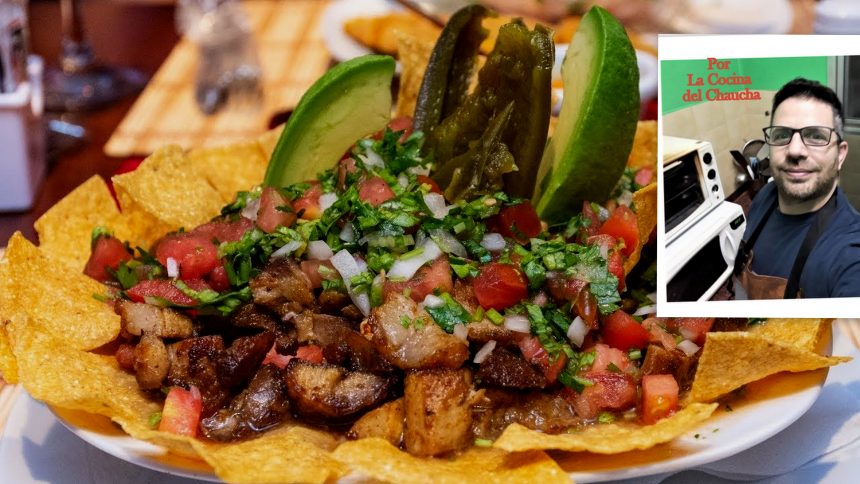 Típico de San José de Costa Rica, el Chifrijo es un plato de 40 años de vida. Su creación se remonta a un bar, tras un experimento de su dueño, a quien se le ocurrió tostar chicharrón para mezclar con frijoles y cargarlo de picante, con el fin de conseguir una comida con sabor novedoso