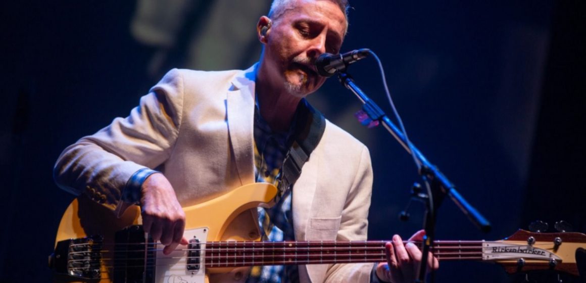 El consagrado músico argentino Pedro Aznar se prepara para un concierto en el mes de diciembre en el que presentará «Flor y Raíz», su excelente obra que incluye música latinoamericana