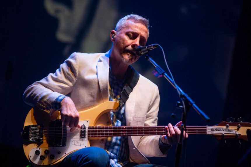 El consagrado músico argentino Pedro Aznar se prepara para un concierto en el mes de diciembre en el que presentará «Flor y Raíz», su excelente obra que incluye música latinoamericana