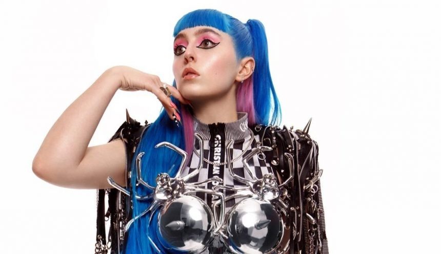 La joven feminista estadounidense Ashnikko y el testimonio de sus dos singles recién lanzados: «‘Panic Attacks In Paradise’ y ‘Maggots» fueron escritos cuando estuve muy deprimida, cuando lavarme los dientes y salir de la cama era toda una victoria»