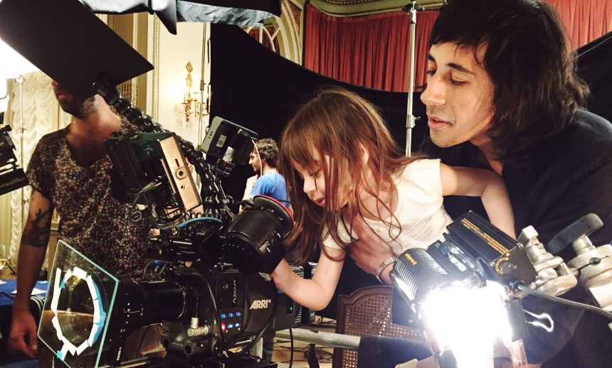 El cineasta argentino Leo Damario habla sobre “Victoria”, su exitosa serie en Amazon Prime: «Es una historia narrativa que coincide con lo que está sucediendo con las chicas en las marchas, en donde tomaron una bandera muy fuerte»