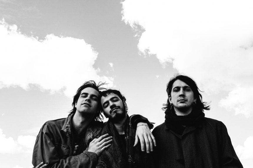 El trío Mujer Cebra sigue anticipando su inminente disco con el single «Seisdiecisiete»: insomnio, soledad y desesperación, en clave de sonidos alternativos, dark, shoegaze y pop