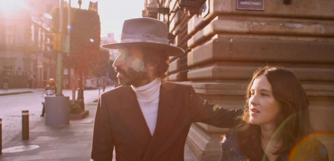 El exitoso madrileño Leiva une energías con la vocalista y actriz mexicana Ximena Sariñana a través de la canción «Histéricos», un anticipo de su próxima placa que incluirá un repertorio junto a amigas artistas hispano latinas