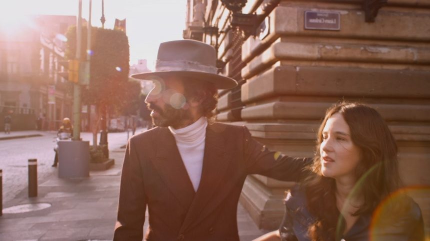 El exitoso madrileño Leiva une energías con la vocalista y actriz mexicana Ximena Sariñana a través de la canción «Histéricos», un anticipo de su próxima placa que incluirá un repertorio junto a amigas artistas hispano latinas