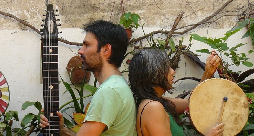Verónica Condomí + Matías Betti vuelven a los escenarios presenciales con las canciones de «Verdeado Dulzor», en el que versionan canciones populares argentinas con instrumentos regionales en clave de experimentación