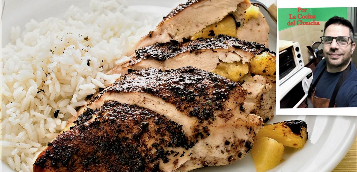 El Pollo Jerk fue concebido cuando los cimarrones introdujeron la técnica africana de la cocción de carne a Jamaica, que fue combinada con los ingredientes jamaicanos nativos y las sazones usadas por los arawaks. Se utiliza una marinada (o pasta) donde se combina la pimienta de Jamaica (en inglés “allspice”) con pimientos Scotch Bonnet o pimientos rojos del Caribe