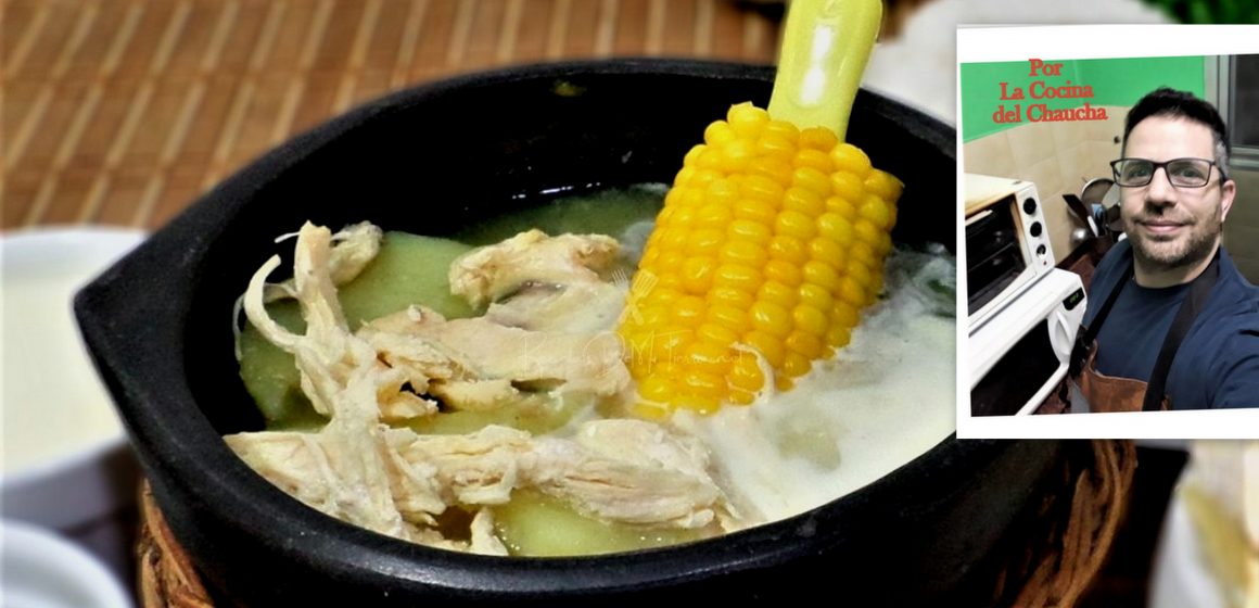 Ajiaco Bogotano, un plato que se le atribuye a los Muiscas que habitaban una región de Colombia. Al principio, esta comunidad nativa preparaba una sopa compuesta por papa, cebolla y maíz, que después incluyó ingredientes provenientes del Viejo Continente como el pollo, la crema de leche y las alcaparras