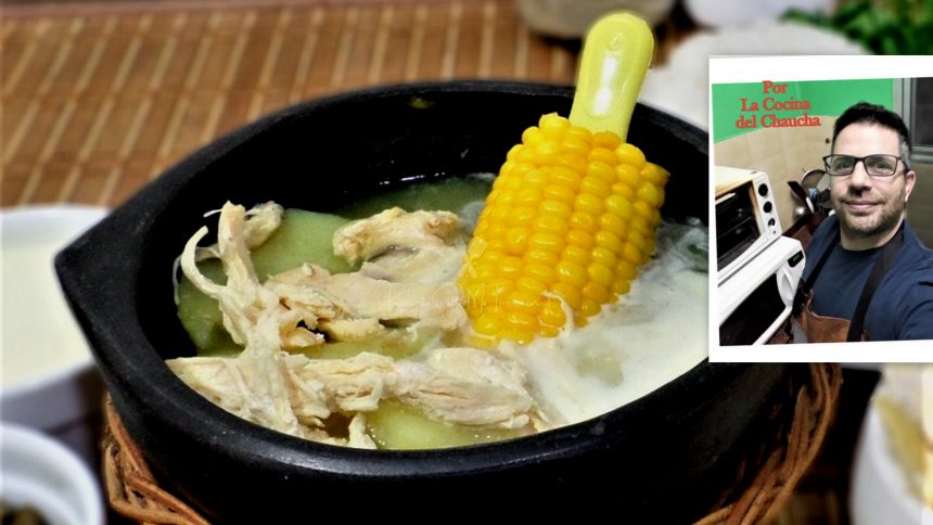 Ajiaco Bogotano, un plato que se le atribuye a los Muiscas que habitaban una región de Colombia. Al principio, esta comunidad nativa preparaba una sopa compuesta por papa, cebolla y maíz, que después incluyó ingredientes provenientes del Viejo Continente como el pollo, la crema de leche y las alcaparras
