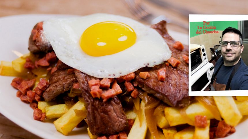 Chorrillana Porteña, un plato que aún se debate si es chileno o peruano. Sin embargo, tal como se populariza en la actualidad, el dueño de un bar en Valparaíso objeta que él es verdadero inventor. Entre sus ingredientes incluye longanizas, choricillos, cortes especiales de carne, huevo y papas