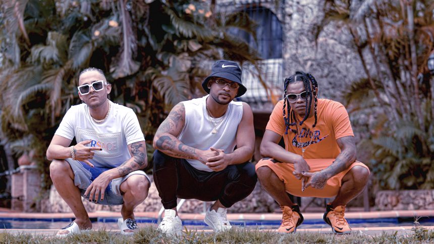 Entre reggaetón, dembow trap y dancehall, el trío dominicano Trumpmoney rota «Desacato», su nueva canción que incluye clip