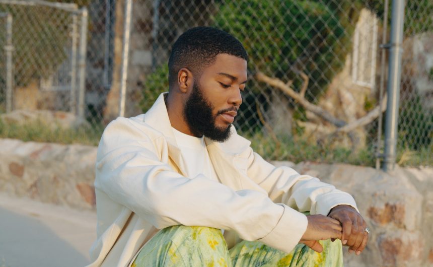 El estadounidense Khalid lanza el videoclip de su nuevo tema «Present» y anuncia la aparición de un nuevo EP a fin de año: «Tuve la oportunidad de escuchar mucha música y también de esforzarme creativamente mientras estuve grabando. Mamá me crió con R&B y ya sean armonías o melodías, siempre será parte de mi música», expresa