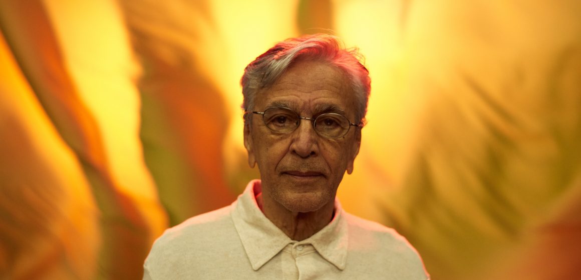 El bahiano Caetano Veloso habla de su nuevo álbum «Meu Coco»: «A finales de 2019, tuve un intenso deseo de grabar cosas nuevas por mi cuenta. Todo se inició a partir de un ritmo en la guitarra que parecía delinear algo que, si se realizaba como soñaba, sonaría original para cualquier oído en cualquier parte del mundo»