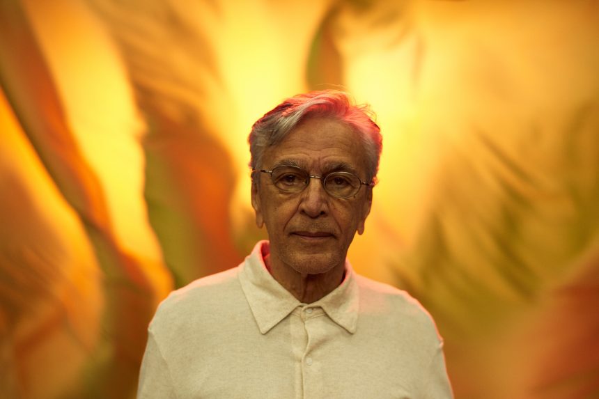 El bahiano Caetano Veloso habla de su nuevo álbum «Meu Coco»: «A finales de 2019, tuve un intenso deseo de grabar cosas nuevas por mi cuenta. Todo se inició a partir de un ritmo en la guitarra que parecía delinear algo que, si se realizaba como soñaba, sonaría original para cualquier oído en cualquier parte del mundo»