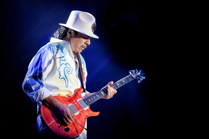 Carlos Santana ya está girando su nuevo trabajo «Blessings and Miracles»: «El título de este álbum proviene de mi creencia de que nacemos con poderes celestiales que nos permiten crear bendiciones y milagros», enfatiza el gran guitarrista