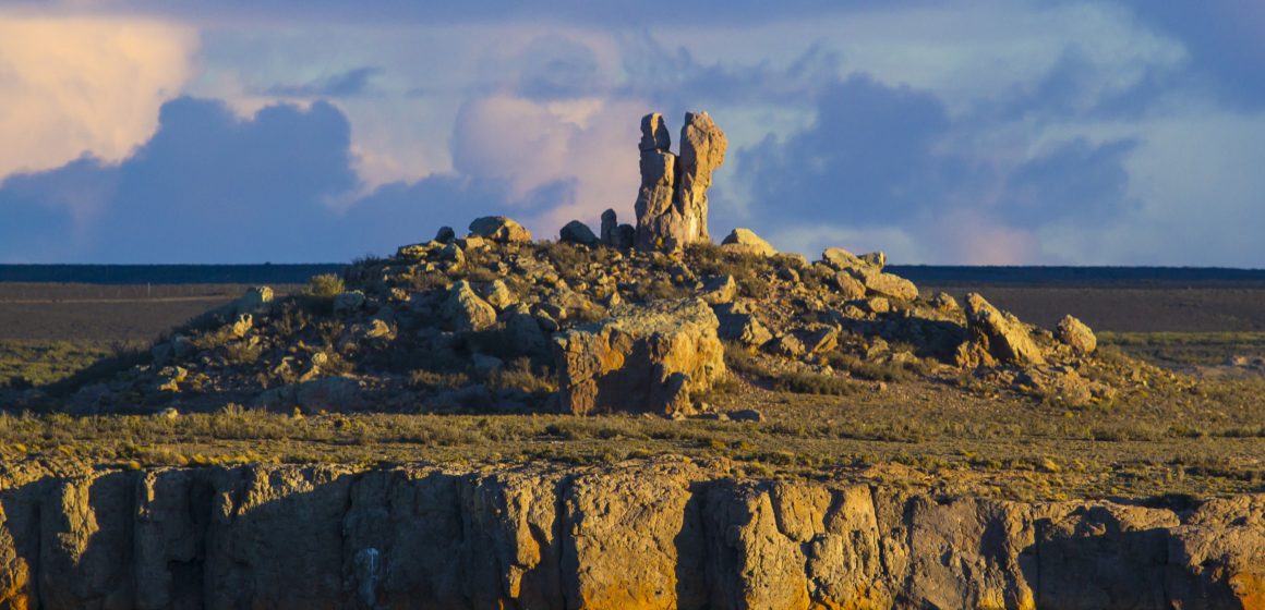 Piedra Toba, un gigante de mil historias que mira al Atlántico sur, tiene forma de «Y» y conmovió a Charles Darwin en una visita a Argentina; los comunidades originarias mapuches y tehuelches la consideran punto de encuentro