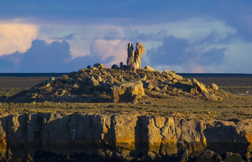 Piedra Toba, un gigante de mil historias que mira al Atlántico sur, tiene forma de «Y» y conmovió a Charles Darwin en una visita a Argentina; los comunidades originarias mapuches y tehuelches la consideran punto de encuentro