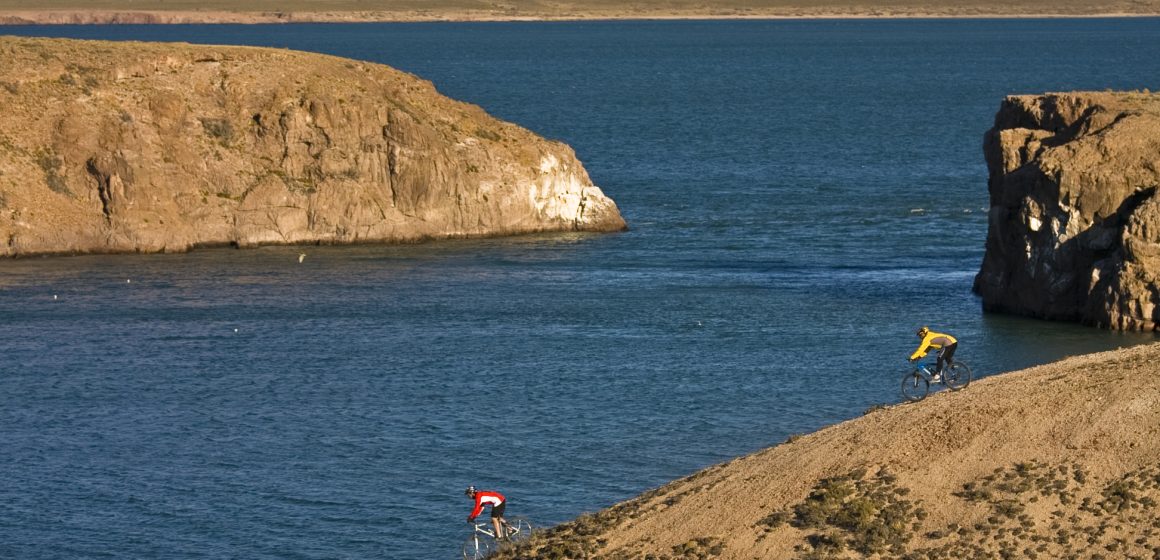 Cicloturismo en la Ría Deseado: una experiencia que desafía los sentidos en la provincia de Santa Cruz, Patagonia argentina