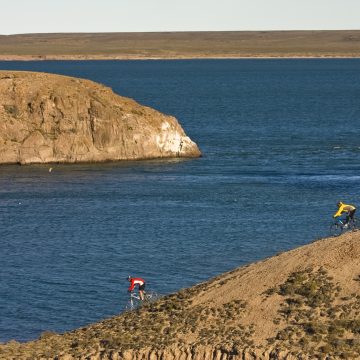 Cicloturismo en la Ría Deseado: una experiencia que desafía los sentidos en la provincia de Santa Cruz, Patagonia argentina