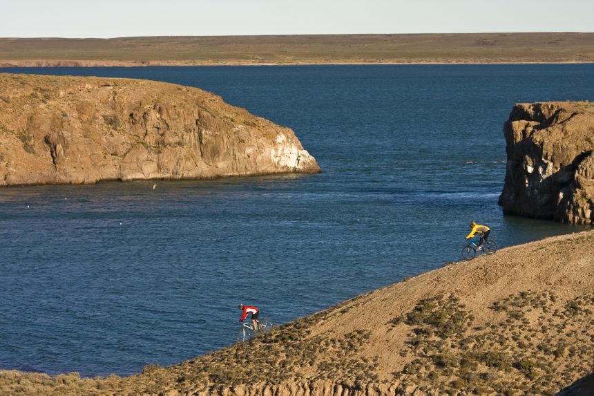 Cicloturismo en la Ría Deseado: una experiencia que desafía los sentidos en la provincia de Santa Cruz, Patagonia argentina